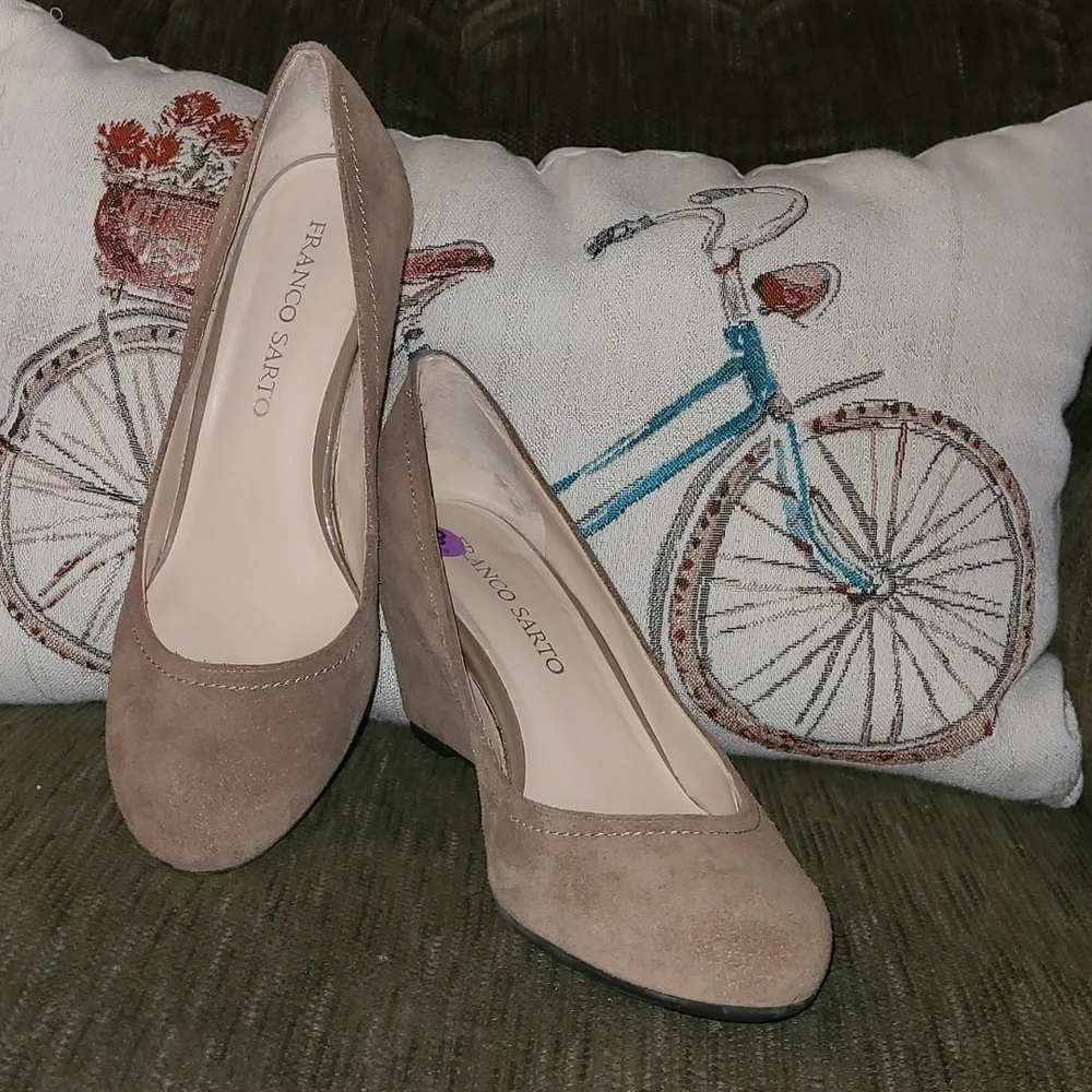Franco Sarto Round toe Wedge heel pumps in a pretty dark tan. Size 8